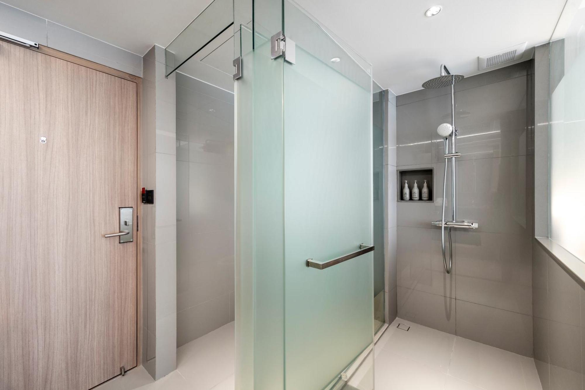فندق راجح بانكوك المظهر الخارجي الصورة A wet room in a hotel