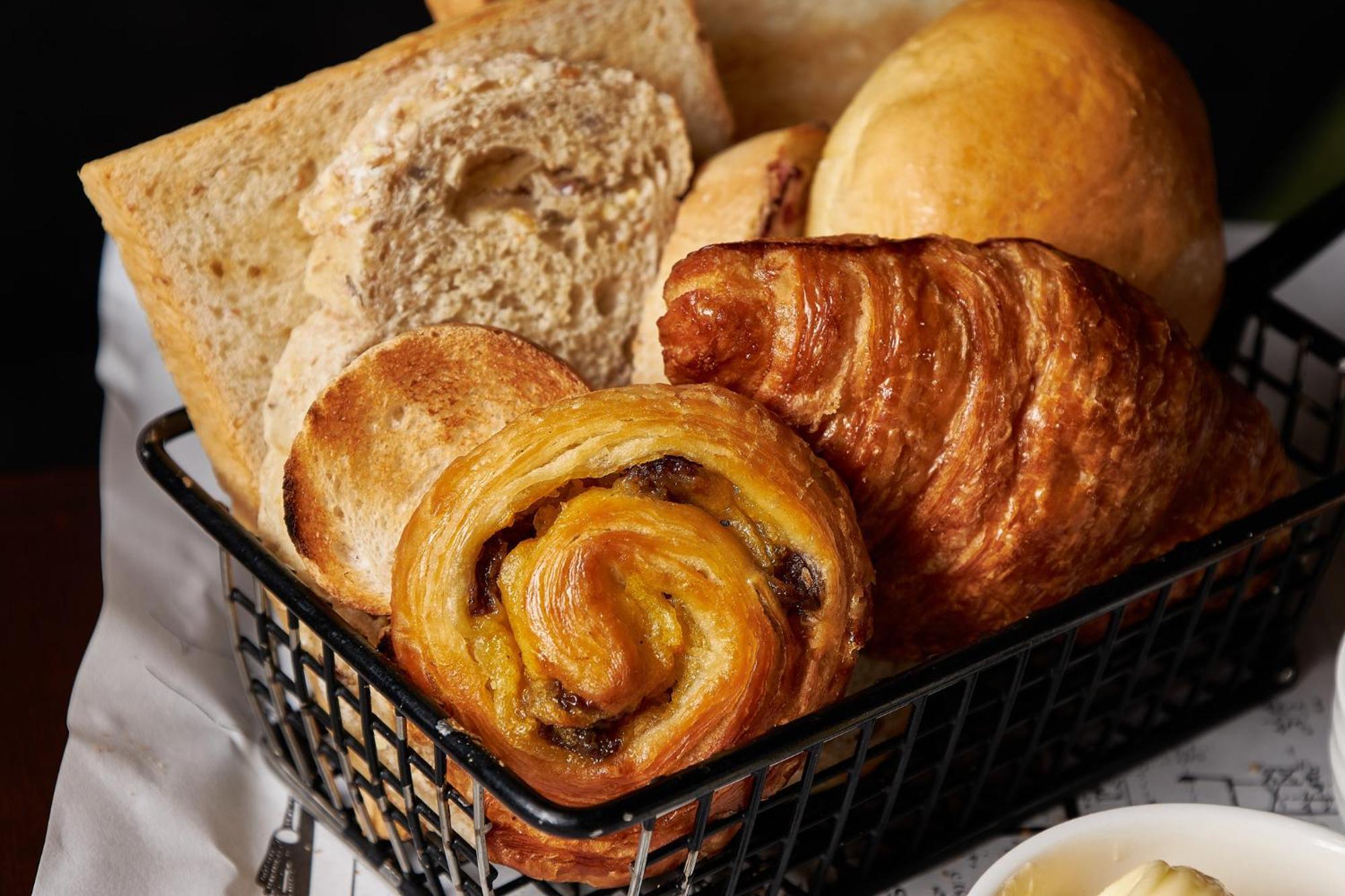 فندق راجح بانكوك المظهر الخارجي الصورة A selection of breads and pastries